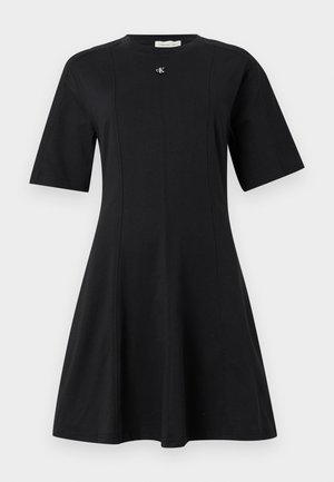 Rochie neagră cu mâneci scurte, croială în linie A, cu guler rotund și mic logo argintiu "cK" pe piept, realizată din material neted.