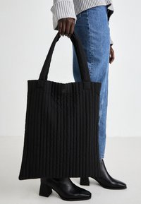 MSCHSIRIA SASJA ICON TOTE BAG KEY - Kandekott - black