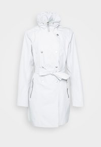 Abrigo exterior blanco con un alto cuello, frente de doble botonadura, bolsillos laterales con cremallera y un cinturón atado en la cintura. Tejido suave.
