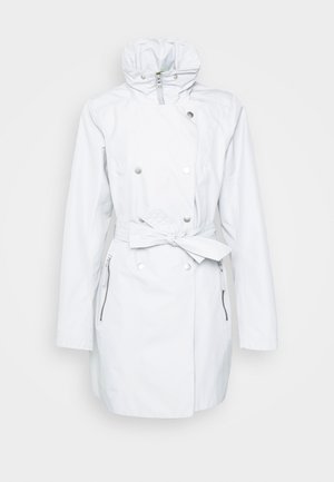Witte buitenjas met een hoge kraag, dubbele borstsluiting, ritssluiting aan de zijkanten en een strikriem in de taille. Gladde stof.