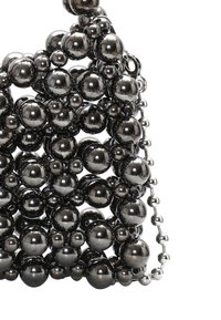 Metaliczna czarna torebka z koralików z geometrycznym wzorem, składająca się z różnej wielkości błyszczących kul oraz koralikowego paska na ramię.