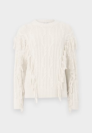 Chunky gebreide witte trui met kabelpatronen, voorzien van lange franjes langs de mouwen en een geribbelde onderrand.
