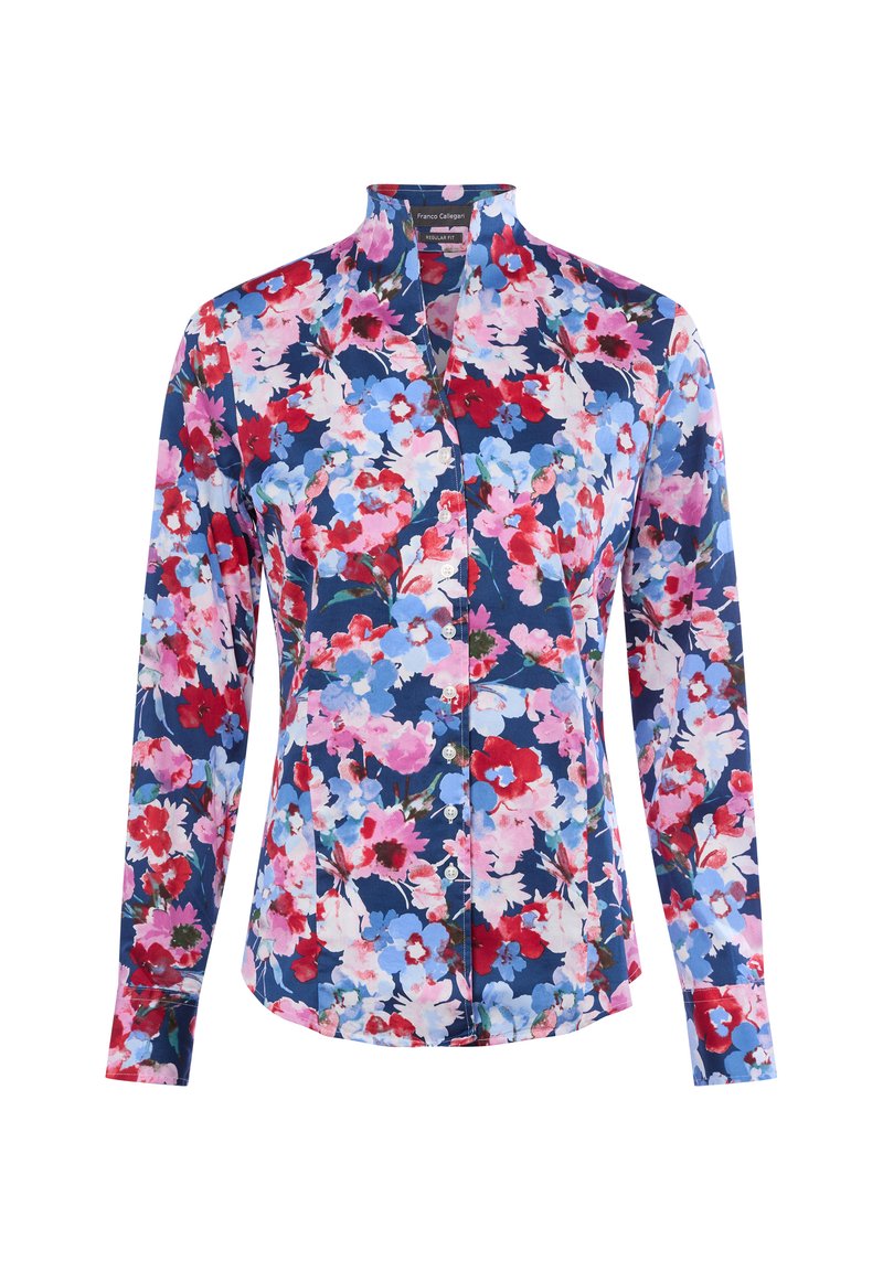 Bloes met bloemenprint en lange mouwen, met een marineblauwe achtergrond en een mix van rode, roze en blauwe bloemen. Knopsluiting aan de voorkant en kraag.