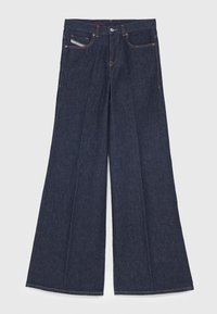 Pantalones vaqueros de pierna ancha en azul oscuro, hechos de denim. Presentan cinco bolsillos, un cierre de botón y costuras en contraste a lo largo de las costuras.