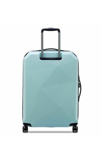 Valigia rigida di colore azzurro chiaro con un design geometrico, manico retrattile e dettagli neri. Dotata di ruote scorrevoli.