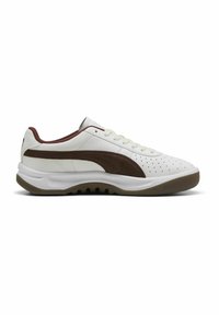 Białe skórzane sneakersy z brązowymi akcentami, perforowanym wzorem, sznurowanym zapięciem i wyściełaną podeszwą. Posiadają charakterystyczne logo na boku.