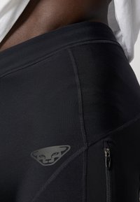Mustad must võistlusshortsid venivast kangast, millel on kaunis disain, diskreetne taljeotstasku ja küljes prinditud logo.