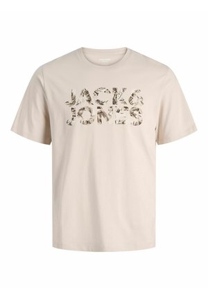 Béžové bavlněné tričko s výrazným nápisem "JACK & JONES" vyplněným listovým vzorem. Kruhový výstřih, krátké rukávy a volný střih.