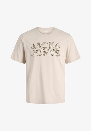 Béžové bavlnené tričko s výrazným textom "JACK & JONES" vyplneným vzorom listov. Dizajn s okrúhlym výstrihom, krátkymi rukávmi a voľným strihom.