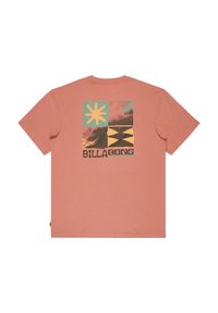 Μπλούζα βαμβακερή σε απαλό ροζ με γραφικό εκτύπωμα επικαλυπτόμενων τετραγώνων σε τιρκουάζ, κίτρινο και μαύρο, με κείμενο «BILLA BONG» στο κάτω μέρος.