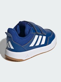 Niebieski but sportowy z syntetycznej skóry i siateczkową cholewką. Posiada rzep, białe paski oraz teksturowaną gumową podeszwę.