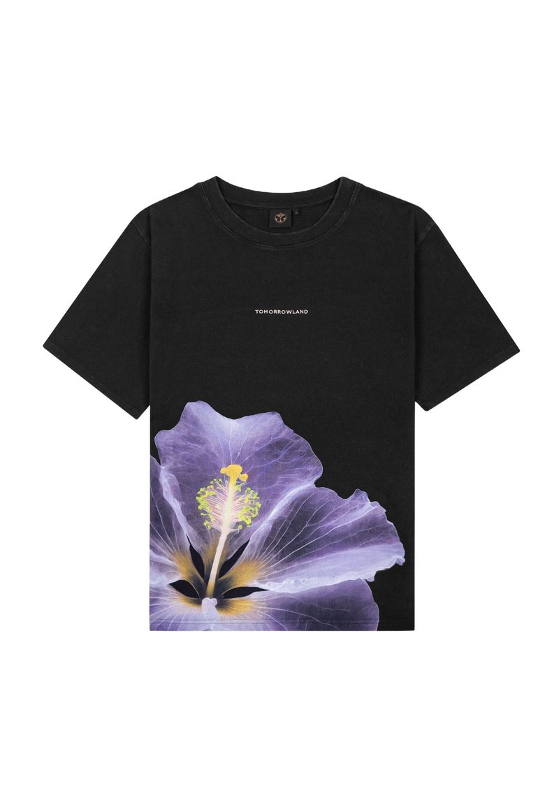 Zwarte katoenen t-shirt met korte mouwen, voorzien van een grote paarse bloemenprint op de onderkant van de voorkant en het "TOMORROWLAND" logo in het wit.