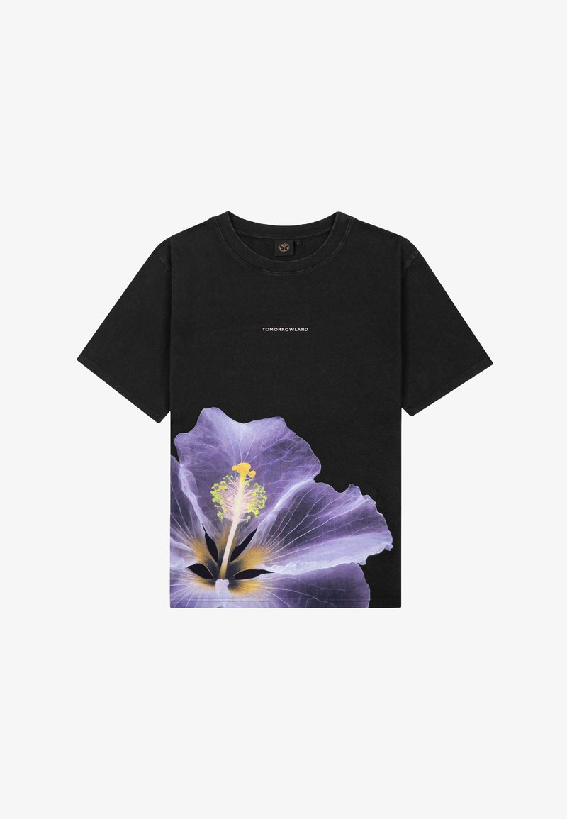 Zwarte katoenen t-shirt met korte mouwen, voorzien van een grote paarse bloemenprint op de onderkant van de voorkant en het "TOMORROWLAND" logo in het wit.