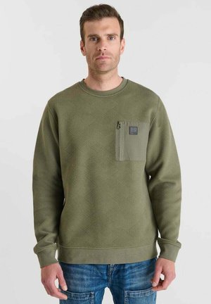 Olijfgroen sweatshirt met een gestructureerd diamanten patroon, ronde hals en een ritssluiting op de borstzak met een logo patch. Gestructureerde stofafwerking.
