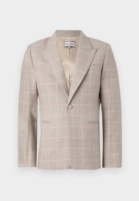 Blazer beige claro con un patrón de cuadros sutil en rosa y gris. Presenta solapas con muesca, dos bolsillos frontales y un cierre de un solo botón.