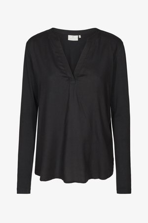 Fekete, hosszú ujjú felső, V nyakkivágással, sima anyagból készült. Eső vállakkal és laza szabással rendelkezik, az alja enyhén felfelé ível az oldalakon.
