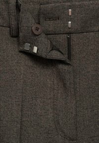 Tissu structuré marron foncé, comportant un bouton et des accents métalliques, avec une fermeture éclair et un léger motif en chevron.
