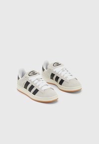 Unselected, crystal white/core black/off white