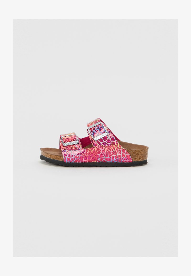 Ružové a fialové sandále so vzorom, s dvoma nastaviteľnými striebornými prackami, korkovou stielkou a štruktúrovanou gumovou podrážkou.