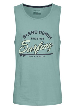 Hellgrünes Tanktop aus weichem Stoff, mit einem grafischen Druck von "Blend Denim" und "Surfing" in Dunkelblau und Creme.
