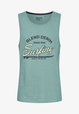Canottiera verde chiaro realizzata in morbido tessuto, con una stampa grafica che presenta "Blend Denim" e "Surfing" in blu scuro e crema.