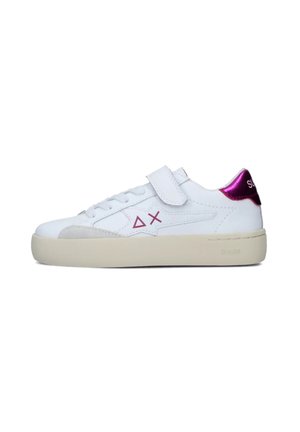 Sneaker bianco in pelle con punta in suede, dettagli rosa, chiusura con lacci e strappo. Presenta una suola in gomma crema e logo ricamato.