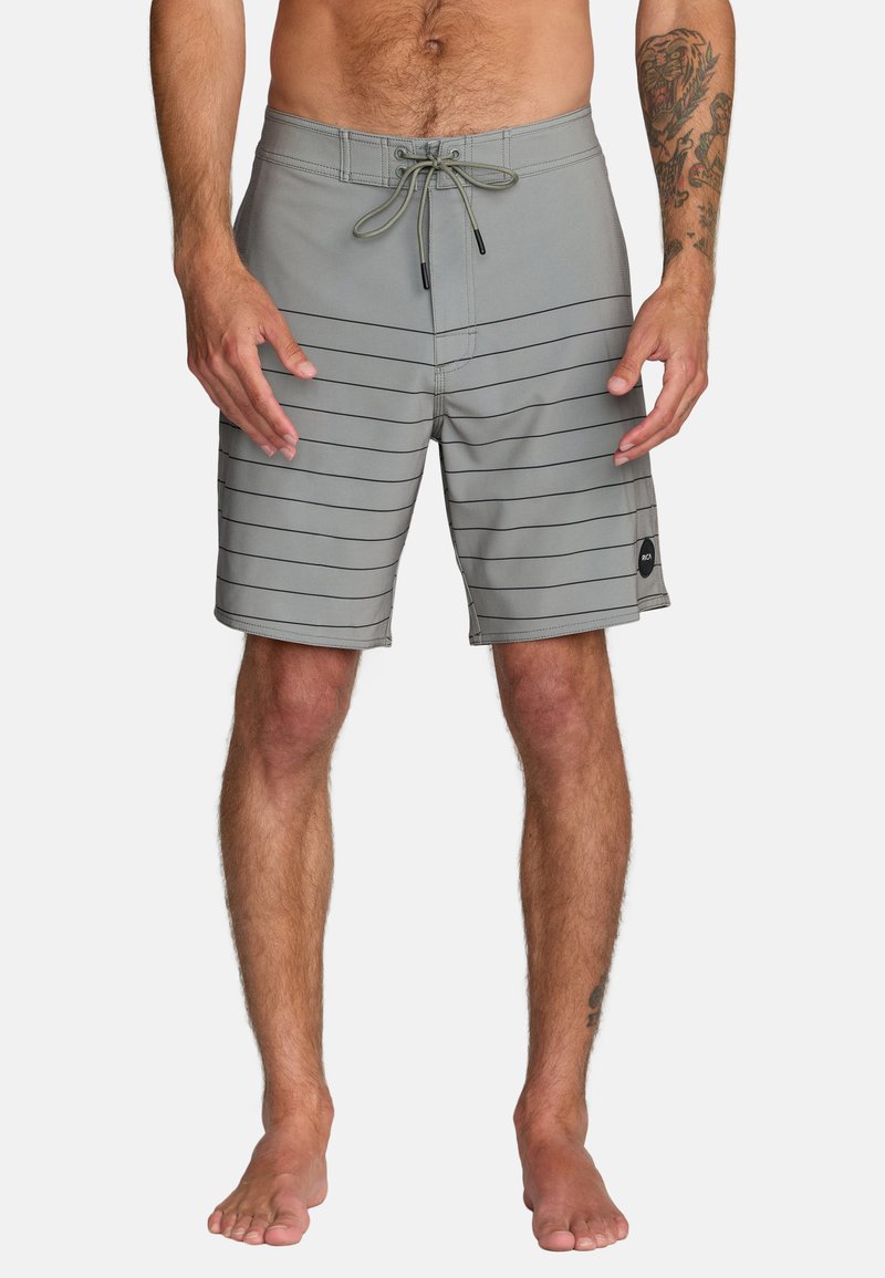 Graue Badeshorts mit schwarzen horizontalen Streifen, elastischem Bund und Kordelzug. Hergestellt aus leichtem Material mit seitlichen Taschen.