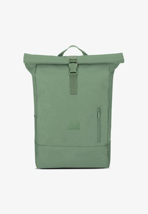 Grüner Rolltop-Rucksack aus robustem Material, mit einer Vorderreißverschlusstasche, verstellbarem Gurt und einem strukturierten Etikett-Detail.