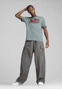 Puma GRAPHICS BOX  - Camiseta estampada - green moon