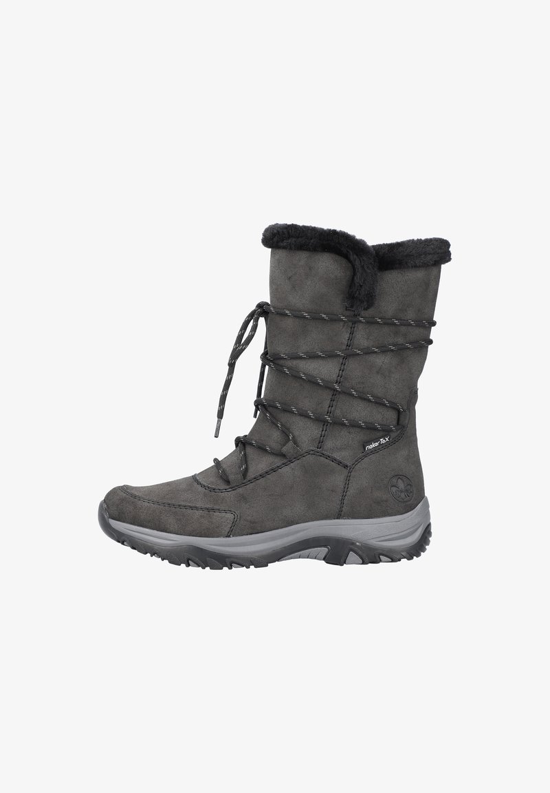 Grauer Wildlederstiefel mit einem Kunstfellkragen, verstellbaren Schnürsenkeln und einer strukturierten Gummisohle für Halt. Mit einem Logo an der Seite.