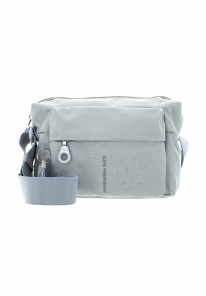Sac bandoulière en tissu gris avec une finition texturée, fermeture éclair, sangle ajustable et détail du logo embossé sur le devant.