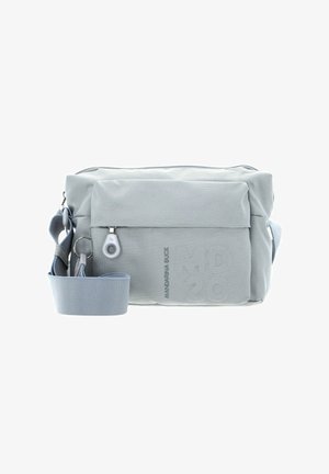 Sac bandoulière en tissu gris avec une finition texturée, fermeture éclair, sangle ajustable et détail du logo embossé sur le devant.