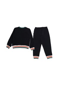 Completo felpa nera e pantaloni realizzato in tessuto morbido, caratterizzato da accenti a righe verdi, bianche e arancioni sui polsini e sulla vita.