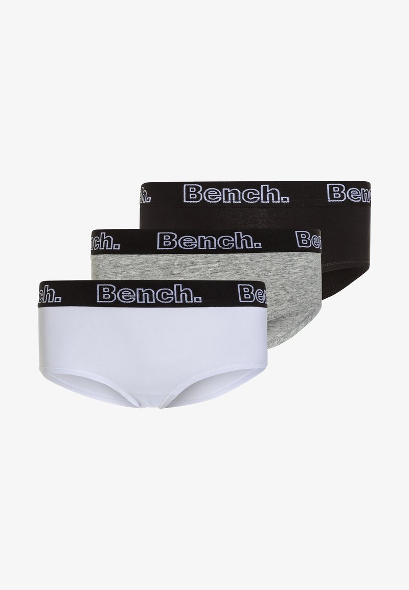 Três pares de roupa interior da marca Bench.: branca, cinza e preta. Cada um possui uma cintura macia com um logotipo em contraste. Tecido em mistura de algodão.