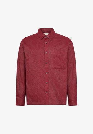 Camicia rossa con bottoni, maniche lunghe, una tasca sul petto e un motivo testurizzato sottile. Presenta un colletto classico e bottoni scuri.