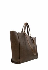 Borsa a spalla in pelle marrone con finitura texturizzata, dotata di due manici e un'ampia apertura, che evidenzia un design semplice e strutturato.