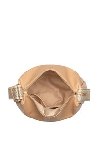 Lichtbeige leren handtas met een blootgestelde binnenkant. Beschikt over een gestreepte schouderband en een gouden ritsluiting. Gladde textuur overal.