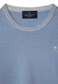 Maglione a maglia blu chiaro con collo rotondo a coste e un piccolo logo ricamato sul petto. Texture morbida con una tessitura uniforme.