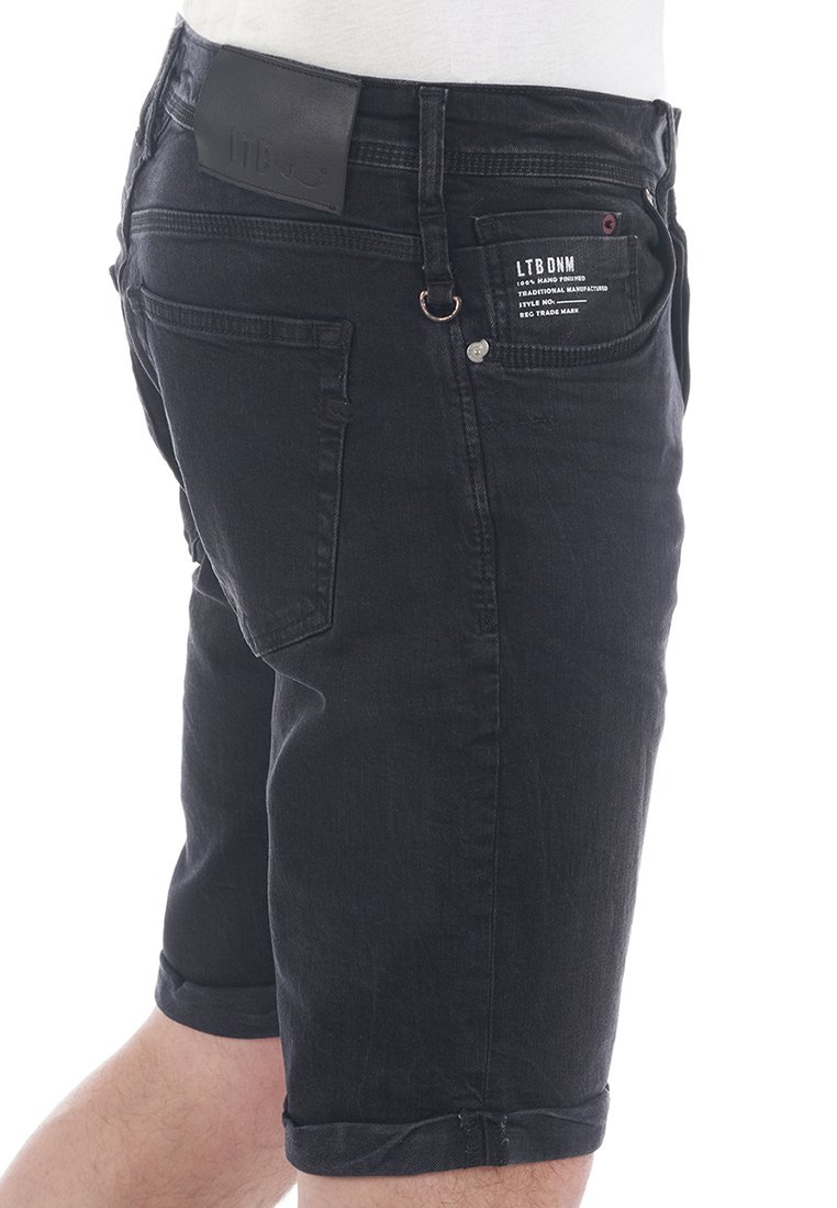 Shorts de mezclilla negra con corte recto, dobladillos enrollados, cinco bolsillos y un parche de cuero en la cintura trasera.