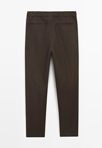 Pantalon marron foncé ajusté avec taille élastique et deux poches passepoilées horizontales à l'arrière, présenté à plat sur un fond blanc.