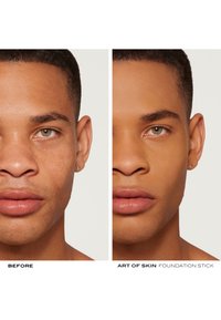 Deux images côte à côte montrant une peau du visage. À gauche : teint irrégulier avec des imperfections. À droite : teint uniforme après l'application d'un correcteur en stick.