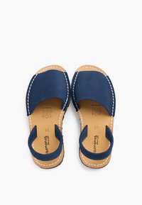 Granatowe skórzane sandały z otwartym noskiem, paskiem z tyłu i białymi przeszyciami. Naturalna skórzana wkładka i teksturowana podeszwa.