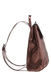 Lesklý kovový bronzový batoh s textura hadí kůže, nastavitelnými popruhy a vrchním madlem, zobrazený z bočního pohledu.