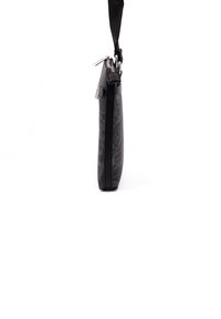 Pocchetto nero con motivo geometrico, dal design slim, dotato di chiusura a cerniera e tracolla rimovibile. Texture liscia con finitura opaca.