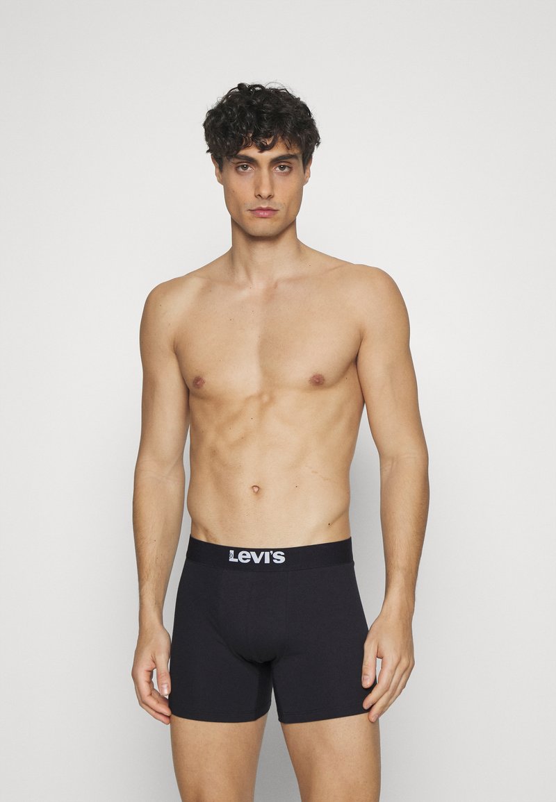 Svarta bomullsboxerbriefs med snug passform, med en vit Levi's-logga på midjebandet. Slät textur, minimalistisk design.