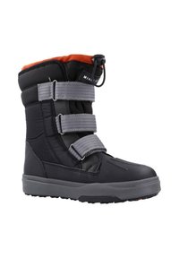 Botas de invierno impermeables negras con tres correas grises, un cuello acolchado naranja y una suela de goma texturizada para mayor agarre. Cierre con cordón ajustable.