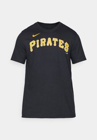 Camiseta de algodón negra con la palabra "PIRATES" en letras amarillas y en negrita en el pecho, y un pequeño logo blanco de Nike en el lado izquierdo.