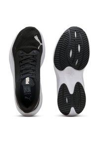 Scarpe sportive nere con tomaia in rete e suola bianca. Caratteristiche includono lacci piatti, un logo di lato e suola in gomma testurizzata.