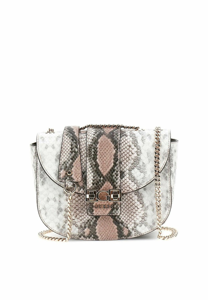Sac à main en imprimé serpent présentant des nuances de gris et de rose, avec une bandoulière en chaîne dorée et des détails de fermeture, de forme structurée et à texture lisse.
