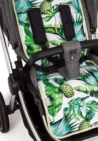 Siedzisko wózka dziecięcego z wzorem zielonych tropikalnych liści i ananasów, szara tkanina, czarne paski i srebrna rama. Wyściełane dla komfortu.